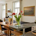 Kolonada Luxury 3 Bedroom Manes شقة *