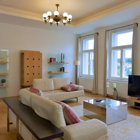 Kolonada Luxury 3 Bedroom Manes Apartment *