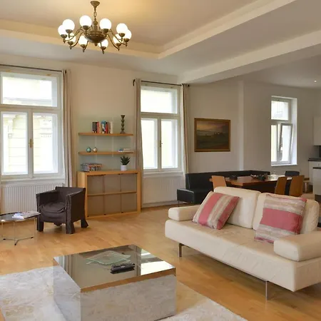 Kolonada Luxury 3 Bedroom Manes Apartment *